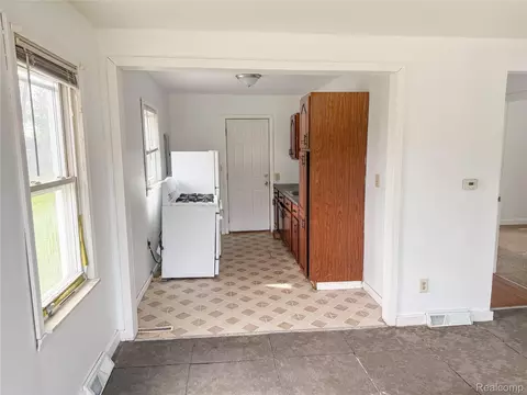 2266 John B Ave, Warren, MI 48091 photo 6