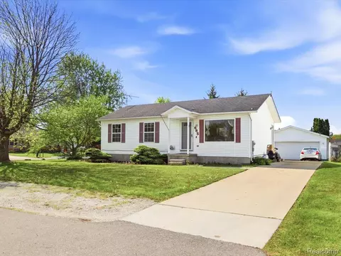 685 Heather Ln, Marysville, MI 48040