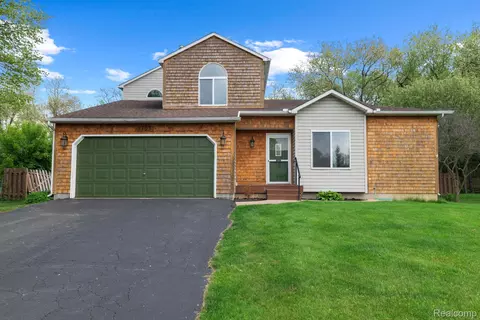 3195 Sandpoint Dr, Brighton, MI 48114