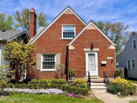 1618 Anita Ave, Grosse Pointe Woods, MI 48236