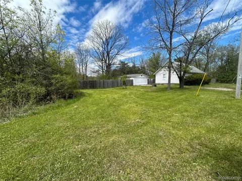 2356 S Dye Rd, Flint, MI 48532
