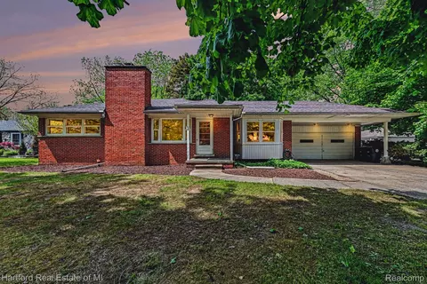 17283 Lathers St, Livonia, MI 48152