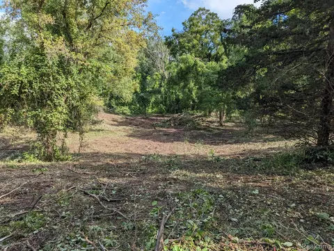 2 Dawson Rd, Milford, MI 48381