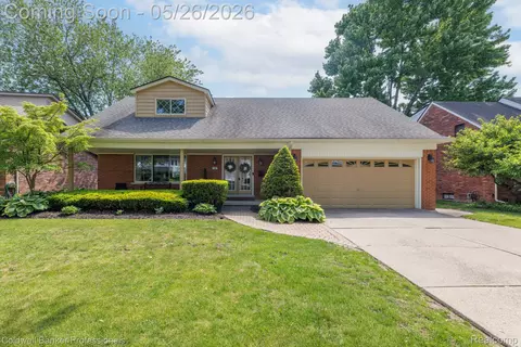 1387 Edmundton Dr, Grosse Pointe Woods, MI 48236
