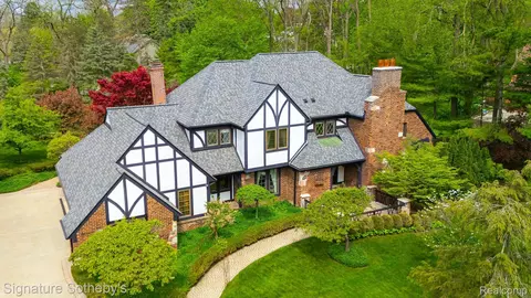 281 Chestnut Cir, Bloomfield Hills, MI 48304