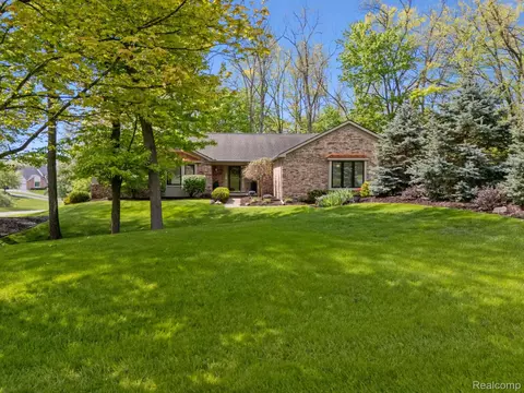 2484 Pine Hollow Trail St, Brighton, MI 48114