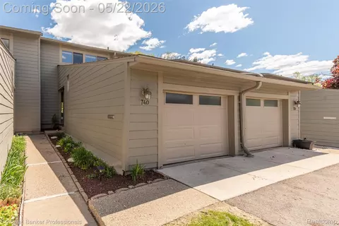 740 Peninsula Ct, Ann Arbor, MI 48105