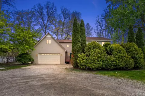 2475 S Ortonville Rd, Brandon, MI 48462