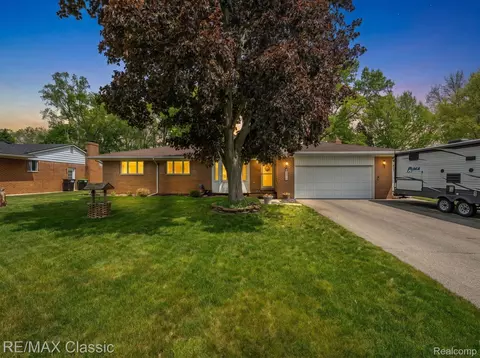 11789 Julia Dr, Green Oak, MI 48189