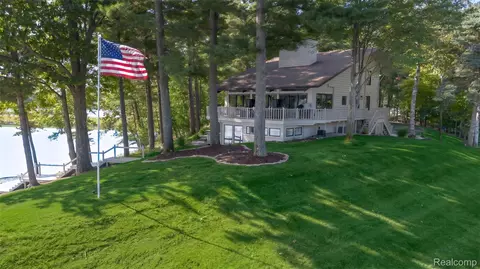 Exterior - 2380 Islanders Way, Gladwin, MI 48624 photo 2 of 7