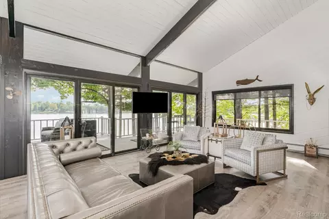Living - 2380 Islanders Way, Gladwin, MI 48624 photo 4 of 4