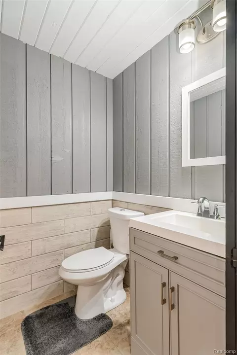 Bath - 2380 Islanders Way, Gladwin, MI 48624 photo 4 of 4