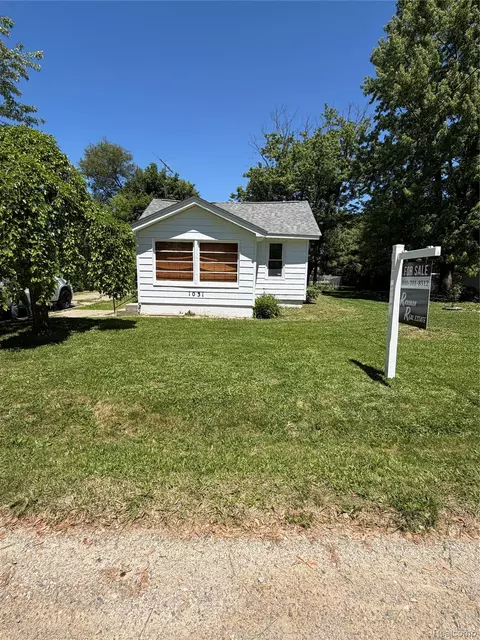 1031 E Pine Ave, Mount Morris, MI 48458