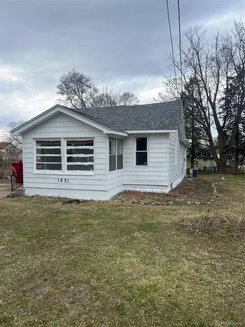 1031 E Pine Ave, Mount Morris, MI 48458