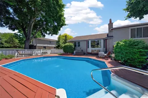 309 Antoinette Dr, Rochester Hills, MI 48309