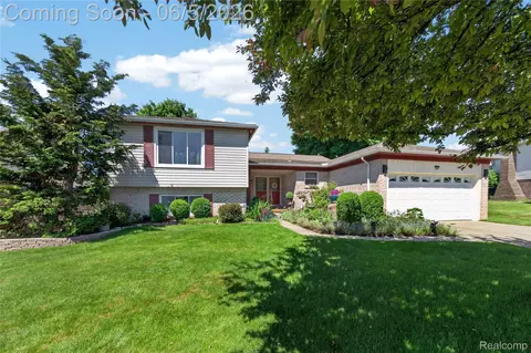 309 Antoinette Dr, Rochester Hills, MI 48309