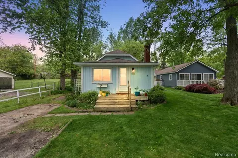4886 Filer St, Waterford, MI 48328