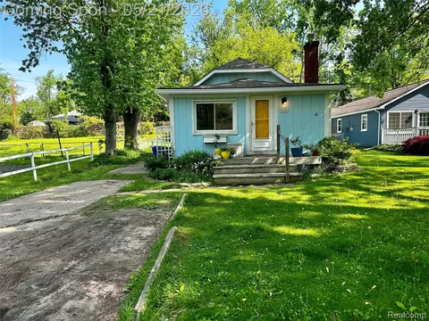4886 Filer St, Waterford, MI 48328