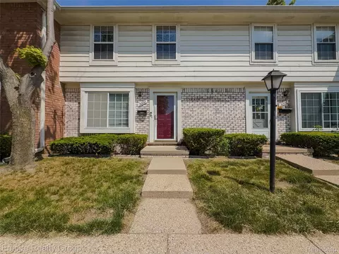 3002 Seaton Circuit N, Warren, MI 48091