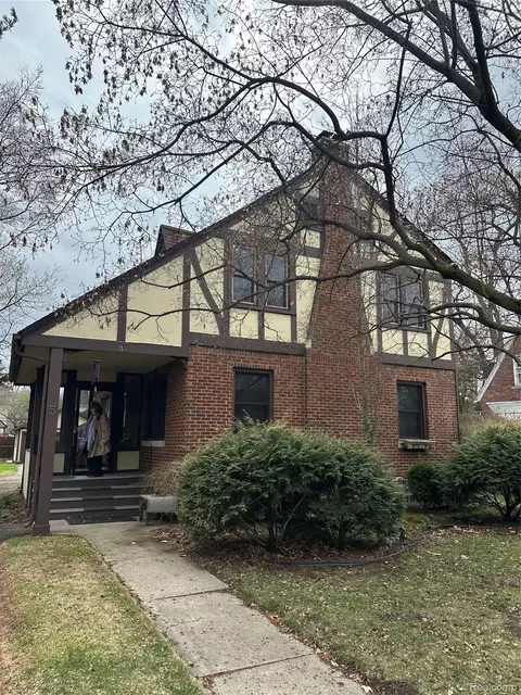 5 Woodside Park Blvd, Pleasant Ridge, MI 48069