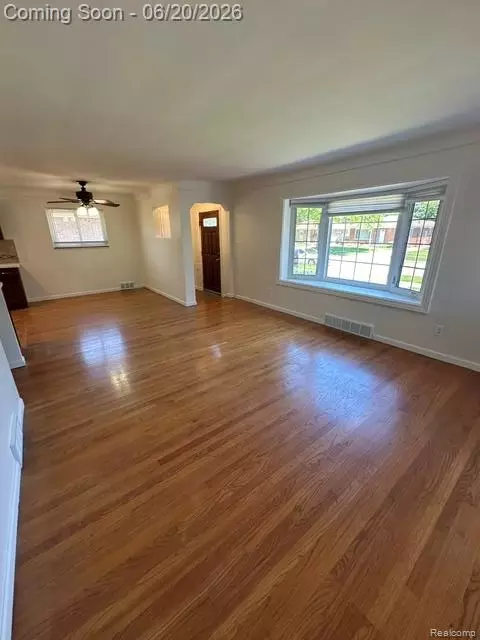 Living - 17416 Veronica Ave, Eastpointe, MI 48021 photo 2 of 3