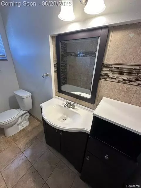 Bath - 17416 Veronica Ave, Eastpointe, MI 48021 photo 2 of 3