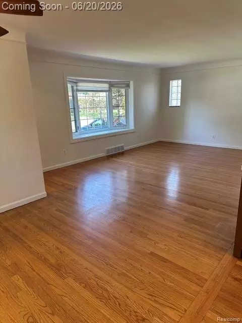 Living - 17416 Veronica Ave, Eastpointe, MI 48021 photo 1 of 3