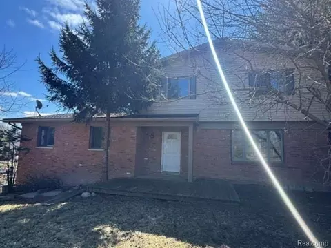 8190 Faussett Rd, Fenton, MI 48430
