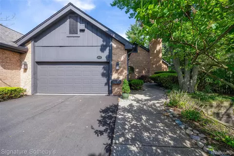 1897 Pine Ridge Ln #12, Bloomfield Township, MI 48302