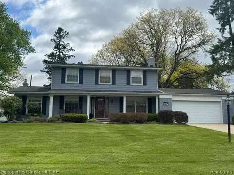 31154 W Chelton Dr, Beverly Hills, MI 48025