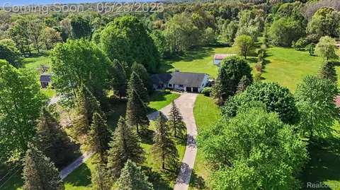 10306 Oakhill Rd, Holly, MI 48442