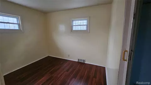 Bedroom - 258 E Hobson Ave, Flint, MI 48505 photo 2 of 2