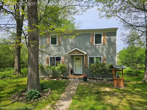 9270 River Valley Rd, Brighton, MI 48116