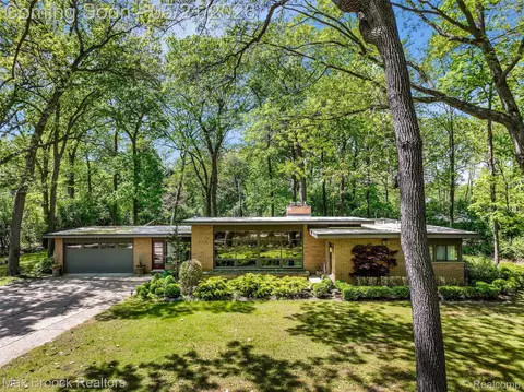255 N Berkshire Rd, Bloomfield Hills, MI 48302