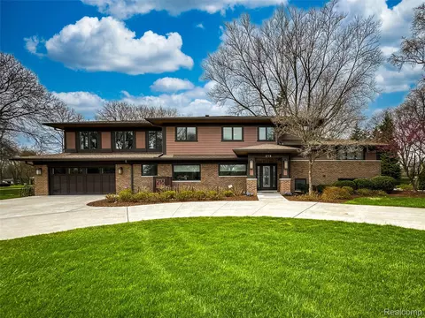 218 Hillboro Dr, Bloomfield Hills, MI 48301