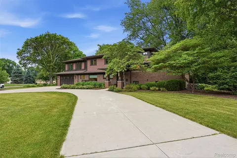 218 Hillboro Dr, Bloomfield Hills, MI 48301