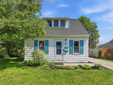22329 Maxine St, Saint Clair Shores, MI 48080