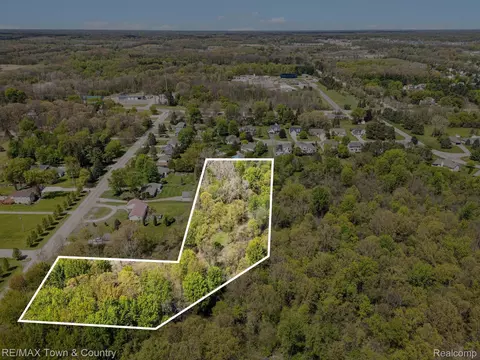 15127 Hogan Rd, Fenton, MI 48451