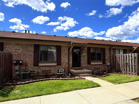 17116 Kingsbrooke Dr, Clinton Township, MI 48038