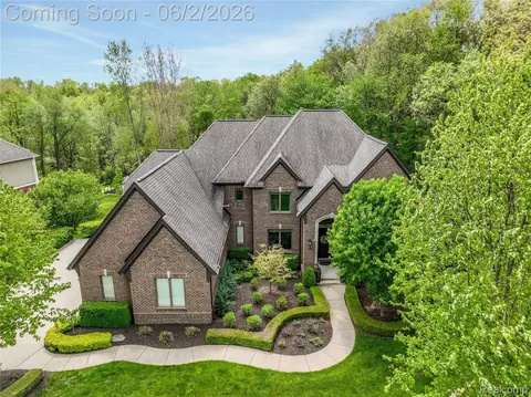 2761 Plum Creek Dr, Oakland, MI 48363