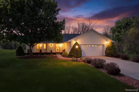 8336 Rondale Dr, Grand Blanc, MI 48439