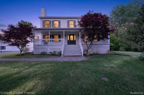 10301 Horseshoe Cir, Independence, MI 48348
