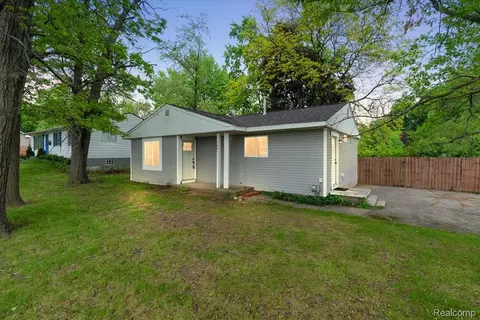 3061 Culbertson Ave, Rochester Hills, MI 48307