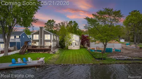 9047 Gale Rd, White Lake, MI 48386