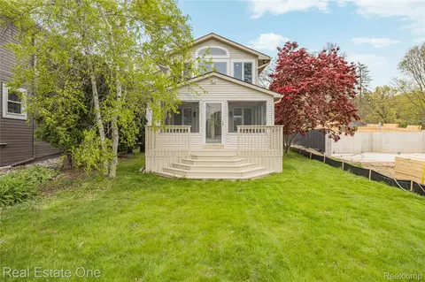 9047 Gale Rd, White Lake, MI 48386