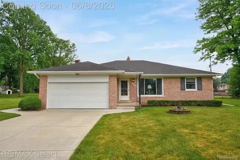 1333 Hidden Oaks Ct, Flint, MI 48507