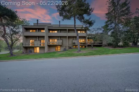 7406 Azalea Ct, West Bloomfield, MI 48322