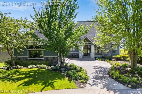 32630 Jefferson Ave, Saint Clair Shores, MI 48082