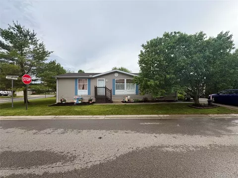 4729 Turtle Creek Dr, Howell, MI 48843