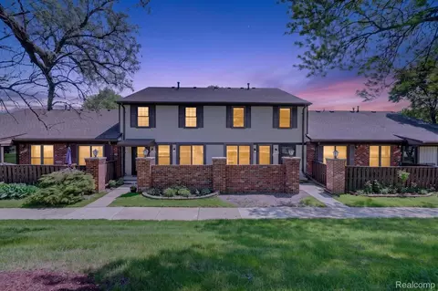 39427 Heatherheath Dr, Clinton Township, MI 48038